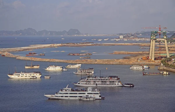 Ha Long cidade, o norte do Vietnã — Fotografia de Stock