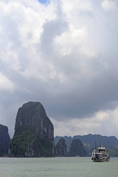 Baie de Ha Long au Vietnam — Photo