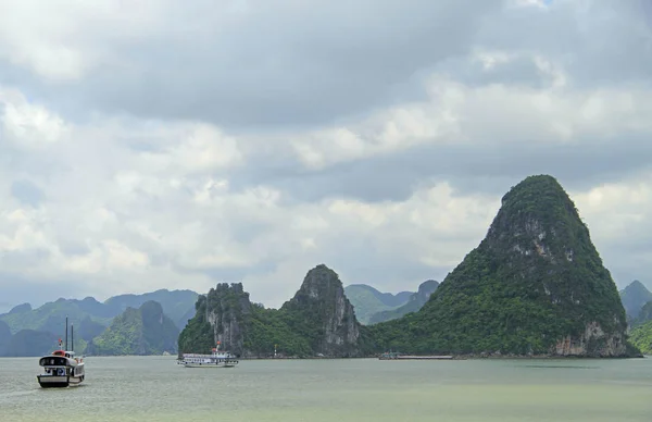 Baie de Ha Long au Vietnam — Photo