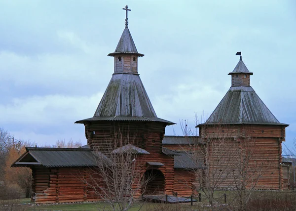 Musée d'architecture en bois dans l'ancien domaine royal Kolomenskoye — Photo