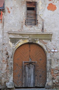 Bratislava Kapitulska sokakta yıkık bina giriş