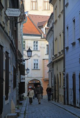Bratislava, Slovakya dar sokak tarafından insanlar yürüyor