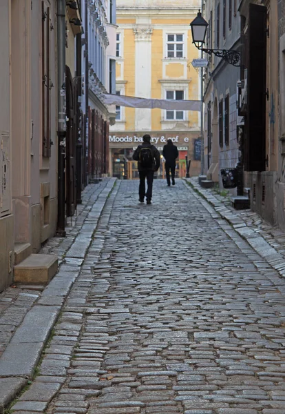 As pessoas estão andando pela rua estreita em Bratislava, Eslováquia — Fotografia de Stock