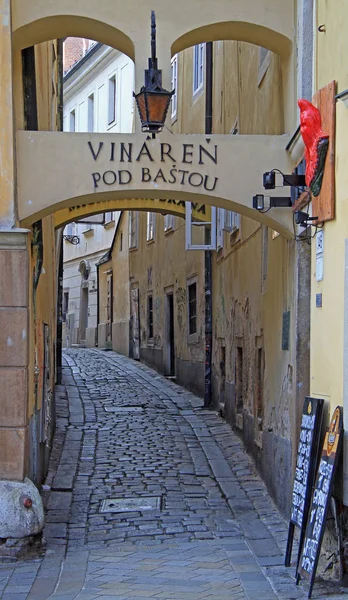 A rua estreita em Bratislava, Eslováquia — Fotografia de Stock