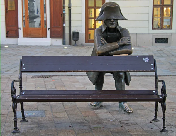 Banco com escultura de bronze de Napoleão em Bratislava, Eslováquia — Fotografia de Stock