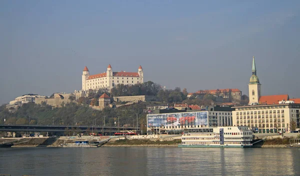 View on Bratislava castle and Danube river, Slovakia — Stock Photo, Image