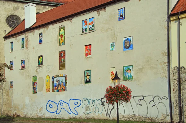O edifício com janelas pintadas na Cidade Velha, Bratislava — Fotografia de Stock