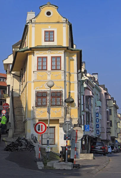 La gente está caminando por la calle estrecha de Bratislava — Foto de Stock