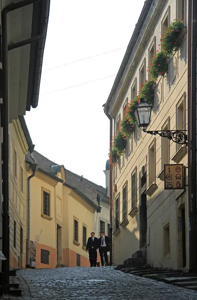 ブラチスラヴァ、スロバキアの狭い道で人が歩いています。 — ストック写真