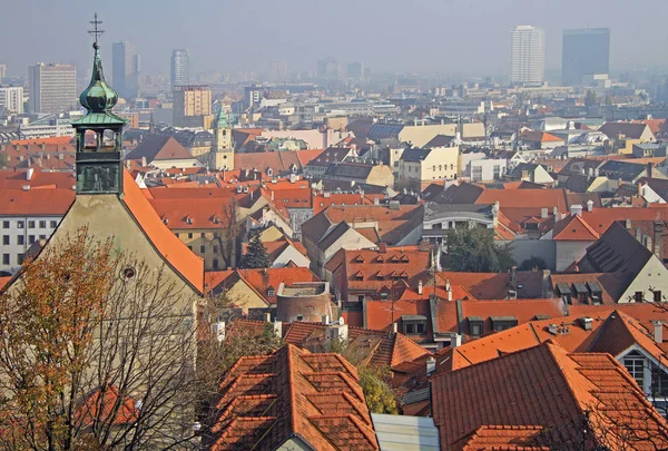 El paisaje urbano de la capital eslovaca Bratislava — Foto de Stock