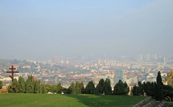 A paisagem urbana da capital eslovaca Bratislava — Fotografia de Stock