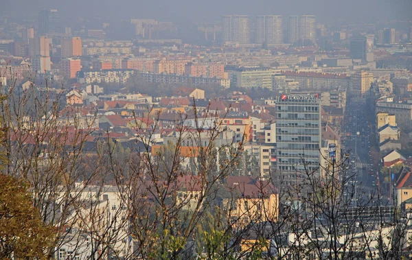 Le paysage urbain de la capitale slovaque Bratislava — Photo