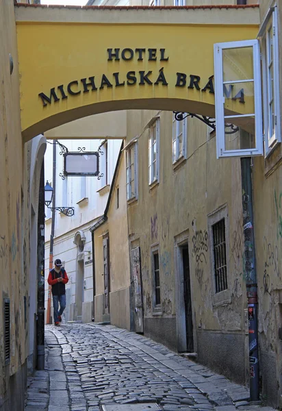 Homme marche par la rue étroite à Bratislava, Slovaquie — Photo