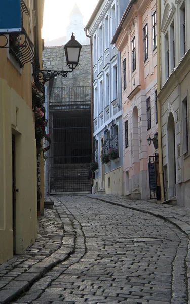 A rua estreita em Bratislava, Eslováquia — Fotografia de Stock