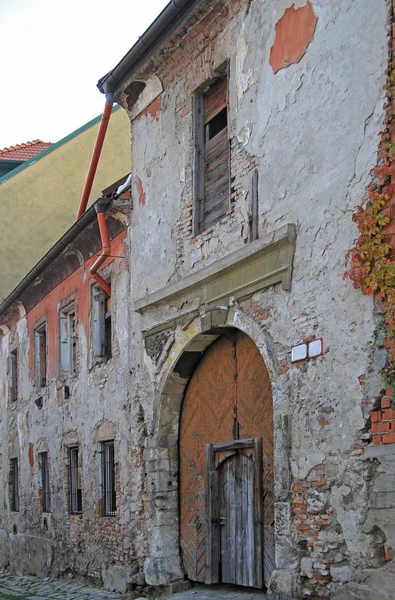 Entrée du bâtiment en ruine sur la rue Kapitulska à Bratislava — Photo