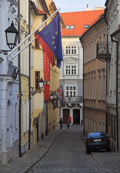 Lidé chodí v úzké uličce v Bratislavě, Slovensko — Stock fotografie