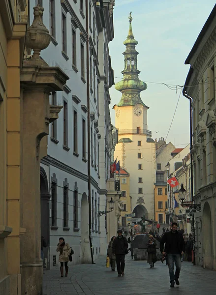 Mensen lopen door de smalle straat in Bratislava, Slowakije — Stockfoto