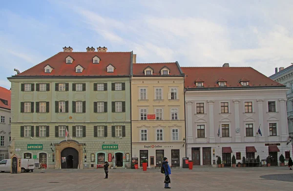 ブラチスラヴァ、スロバキアのメイン広場で人が歩いています。 — ストック写真