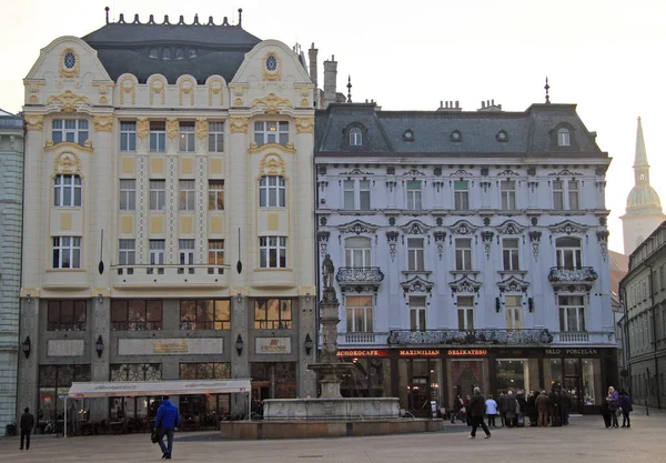 As pessoas estão andando pela praça principal em Bratislava, Eslováquia — Fotografia de Stock