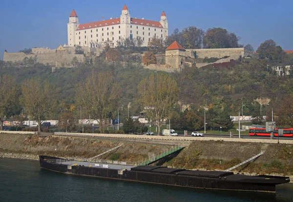 Bratislava castle ve Tuna Nehri, Slovakya görüntüleme — Stok fotoğraf