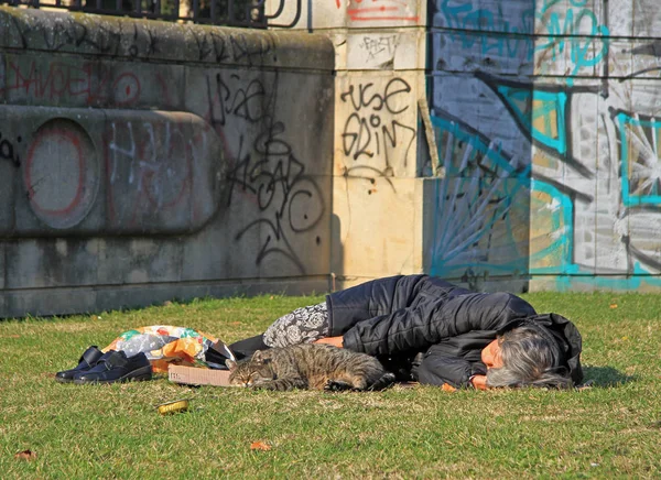 女性が公共の公園、ブラチスラヴァで眠っています。 — ストック写真