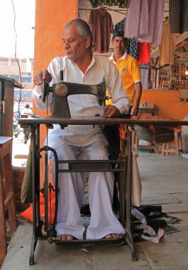 adam dikiş makinesi Jaipur, Hindistan ile çalışma