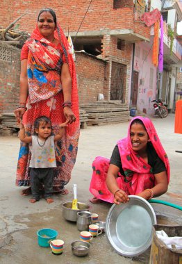 kadın bulaşıkları yıkama açık Jaipur, Hindistan