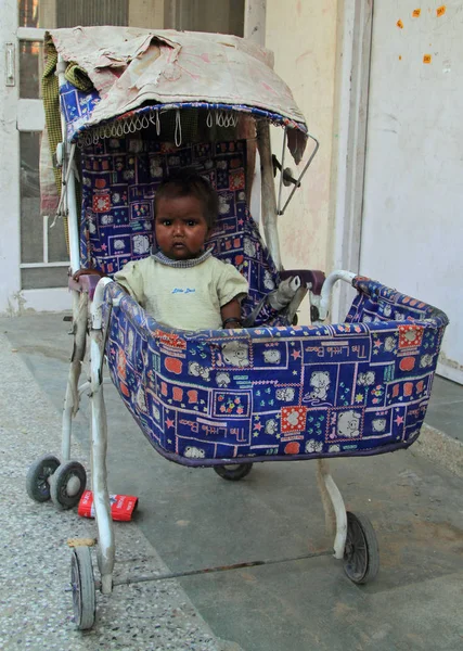 Menina em carrinho de bebê, Jaipur — Fotografia de Stock