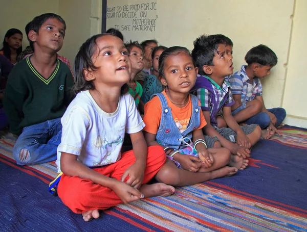 çocuklar için eğitim Jaipur, Hindistan merkezinde ziyaret