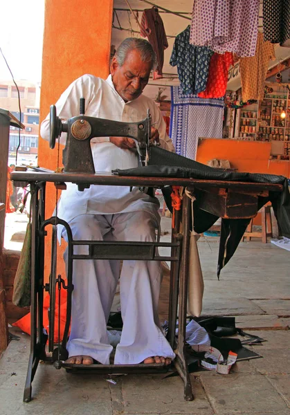 Ember dolgozik a varrógép, Jaipur, India — Stock Fotó