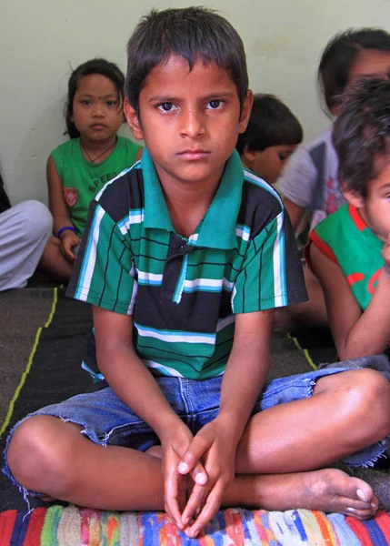 Niño está visitando el centro de educación en Jaipur, India — Foto de Stock