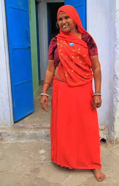 Mujer está de pie al aire libre en Jaipur, India — Foto de Stock