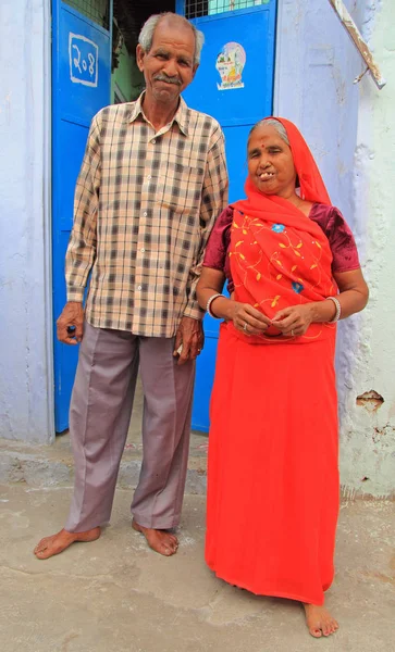 Mujer y su marido están de pie al aire libre en Jaipur, India — Foto de Stock
