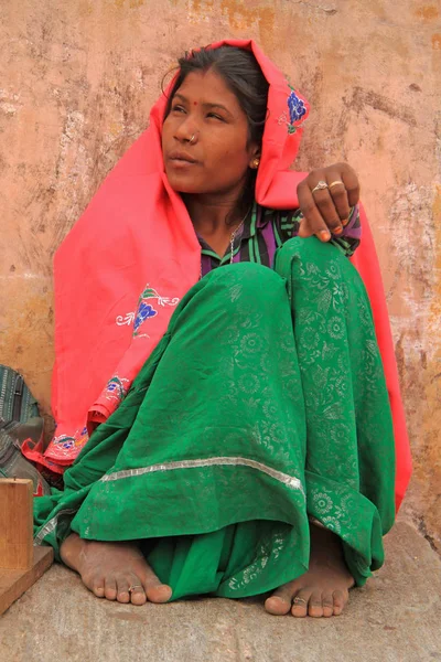 Mujer está sentada cerca de Amer Fort en el Jaipur, India — Foto de Stock