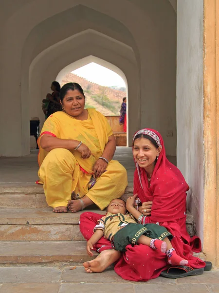 Dos mujeres están sentadas cerca de la entrada a Amer Fort — Foto de Stock