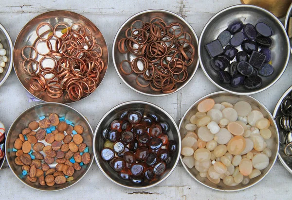 Mesa con anillos y amuletos para la venta —  Fotos de Stock