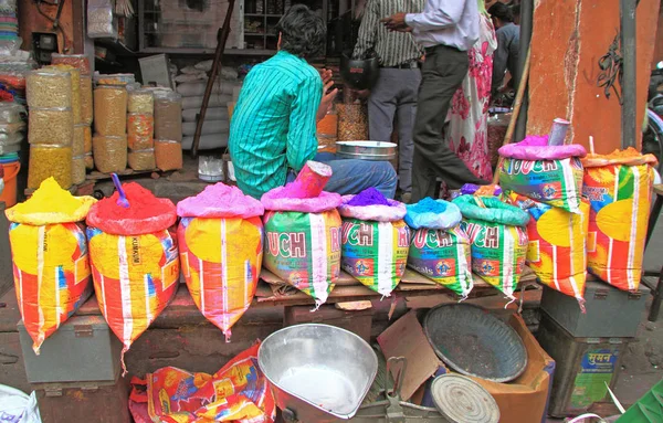 Différentes couleurs à vendre en Inde — Photo