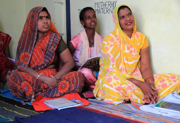 Women are visiting educational center in Jaipur, India — Stock Photo, Image