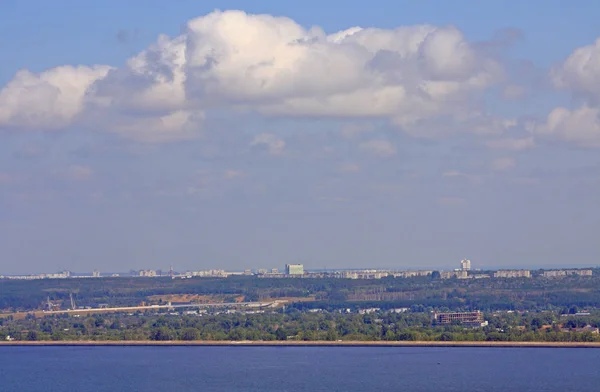 Fiume Volga nella città di Ulyanovsk — Foto Stock