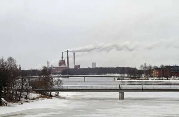 Ein paar Brücken über den Fluss oulujoki in oulu — Stockfoto