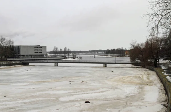 Quelques ponts à travers la rivière Oulujoki à Oulu — Photo