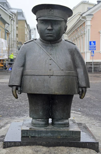 Estátua do policial Bobby na praça do mercado em Oulu, Finlândia — Fotografia de Stock