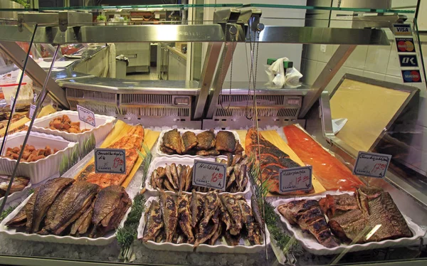 Étal avec poisson frit sur le marché, Oulu — Photo