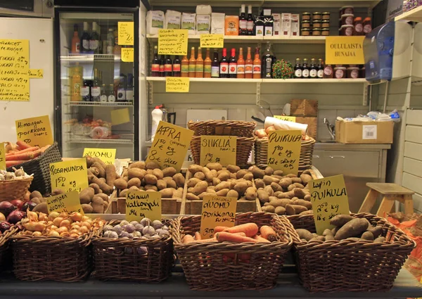 在芬兰奥卢的街头市场上与蔬菜和饮料站在一起 — 图库照片