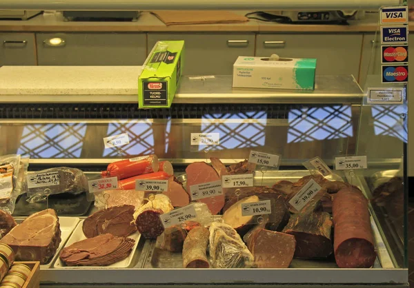 Carne y embutidos en el escaparate del mercado europeo —  Fotos de Stock