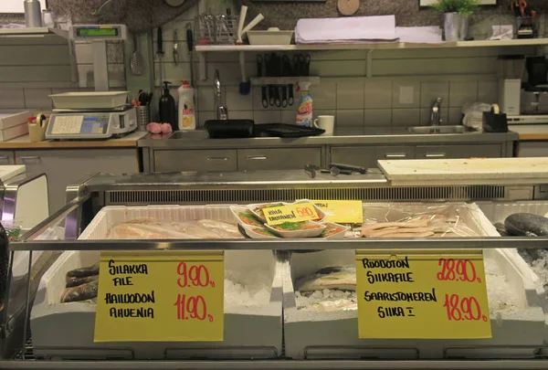Étal avec poisson congelé sur le marché, Oulu — Photo