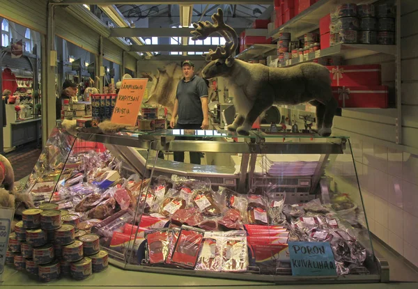 Carne e salsichas na vitrine do mercado europeu — Fotografia de Stock