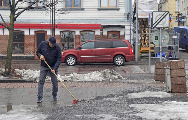 Мужчина убирает рыночную площадь в финском городе Оулу — стоковое фото