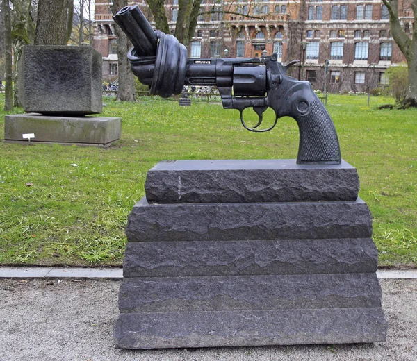 Escultura de bronze de revólver de grandes dimensões com um barril atado — Fotografia de Stock