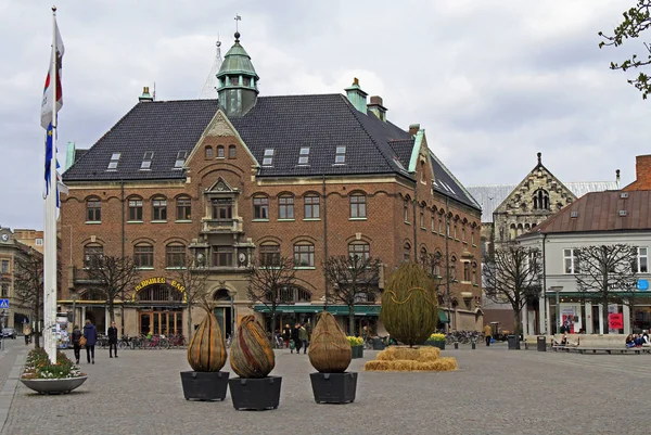 Ludzie chodzą przez główne publicznej placu Stortorget w Lund, Szwecja — Zdjęcie stockowe